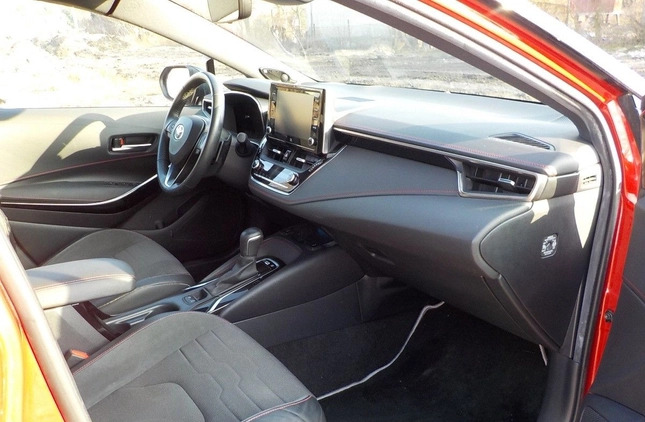 Toyota Corolla cena 53900 przebieg: 61256, rok produkcji 2019 z Pabianice małe 667